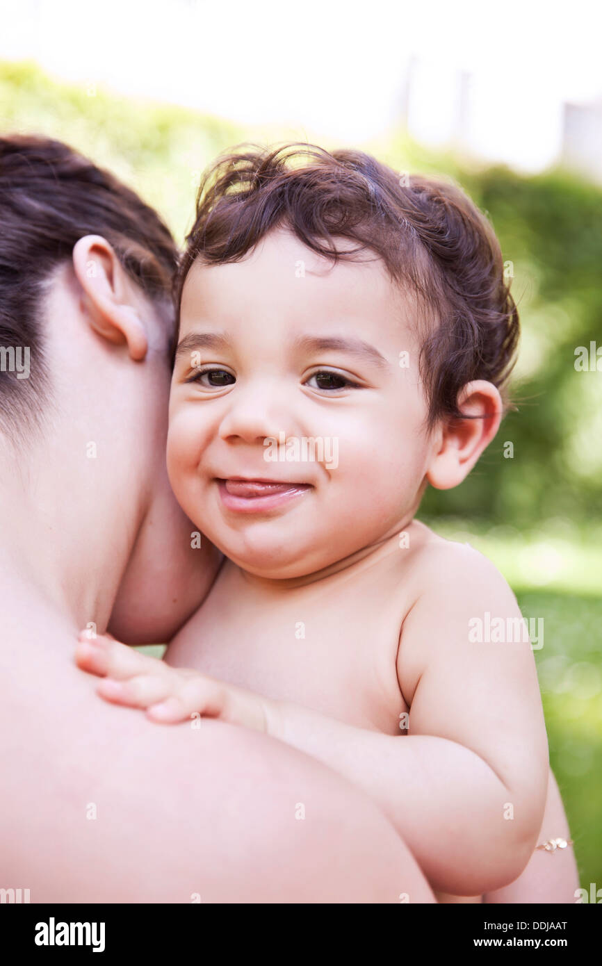 Mère de câliner son bébé garçon, smiling Banque D'Images