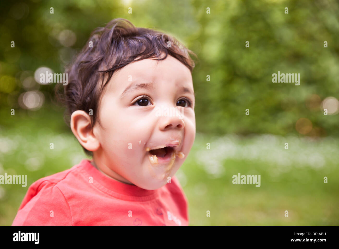 Baby Boy avec enduit bouche, Close up Banque D'Images