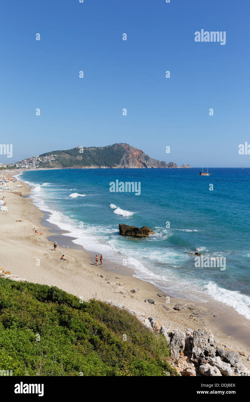Turquie, Alanya, vue de la plage de Cléopâtre et château en arrière-plan Banque D'Images