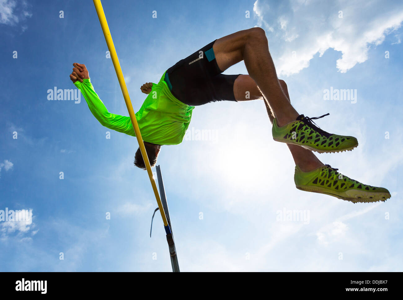 L'Allemagne, l'homme sportif sautant des obstacles sur la voie Banque D'Images