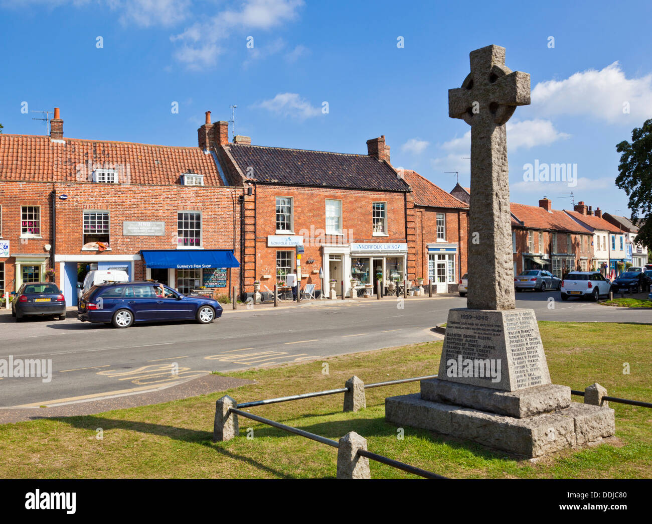 Mémorial de guerre de la croix du marché sur la place du village Village centre centre Burnham Market North Norfolk England UK GB EU Europe Banque D'Images