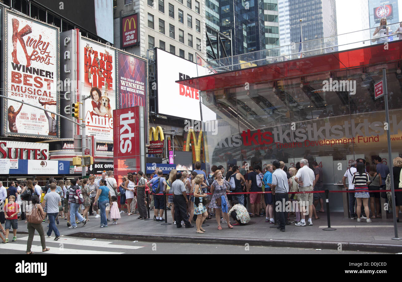 La billetterie discount theatre tickets le jour même il est toujours bondé à Times Square, New York. Banque D'Images