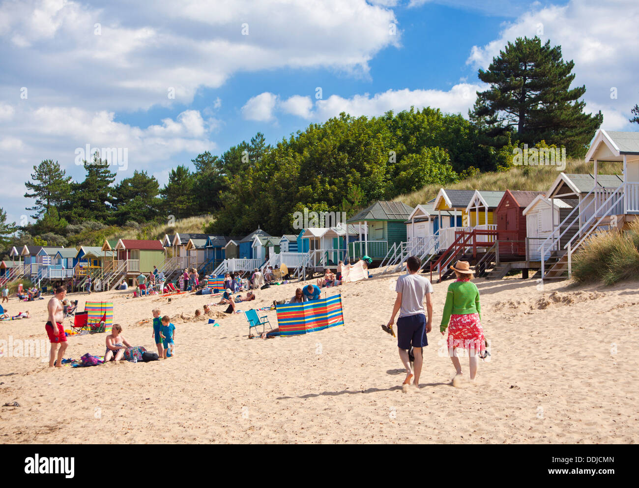 Plage animée et cabines de plage au Wells next the sea North Norfolk Coast England UK GB EU Europe Banque D'Images