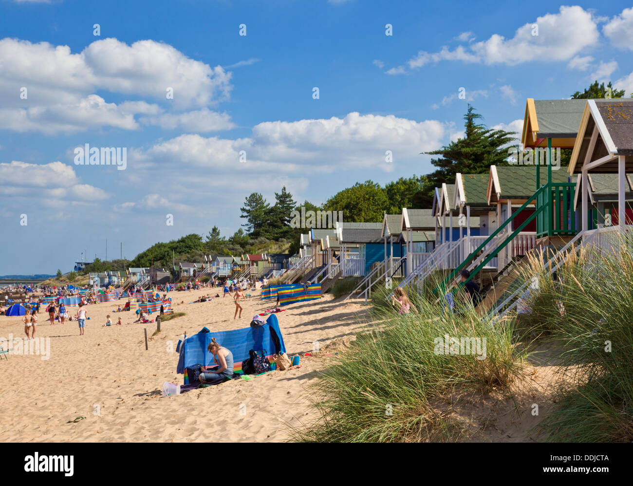 Plage animée et cabines de plage au Wells next the sea North Norfolk Coast England UK GB EU Europe Banque D'Images