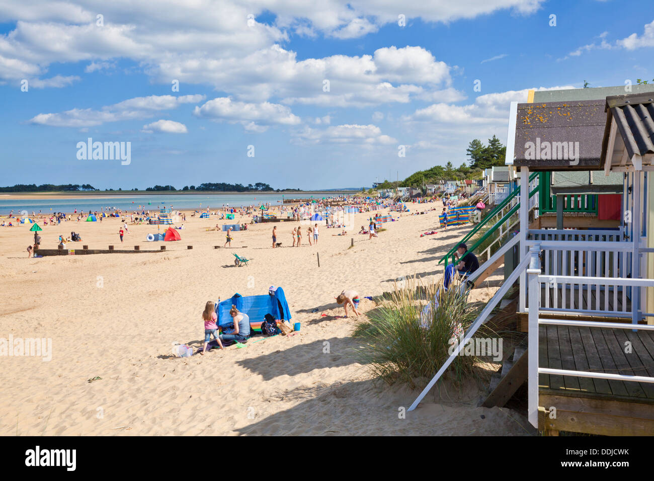 Plage animée et cabines de plage au Wells next the sea North Norfolk Coast England UK GB EU Europe Banque D'Images