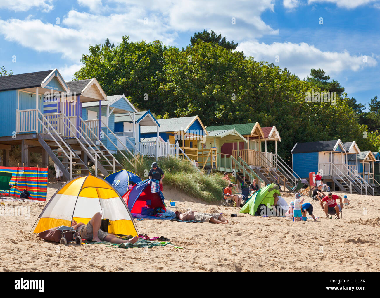 Plage animée et cabines de plage au Wells next the sea North Norfolk Coast England UK GB EU Europe Banque D'Images