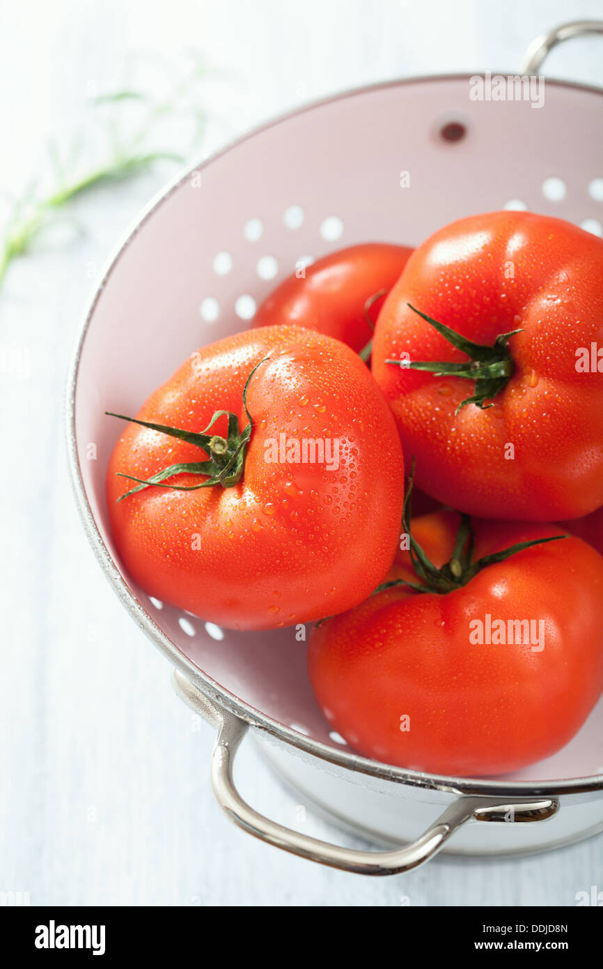 Les tomates fraîches de bovins dans une passoire Banque D'Images