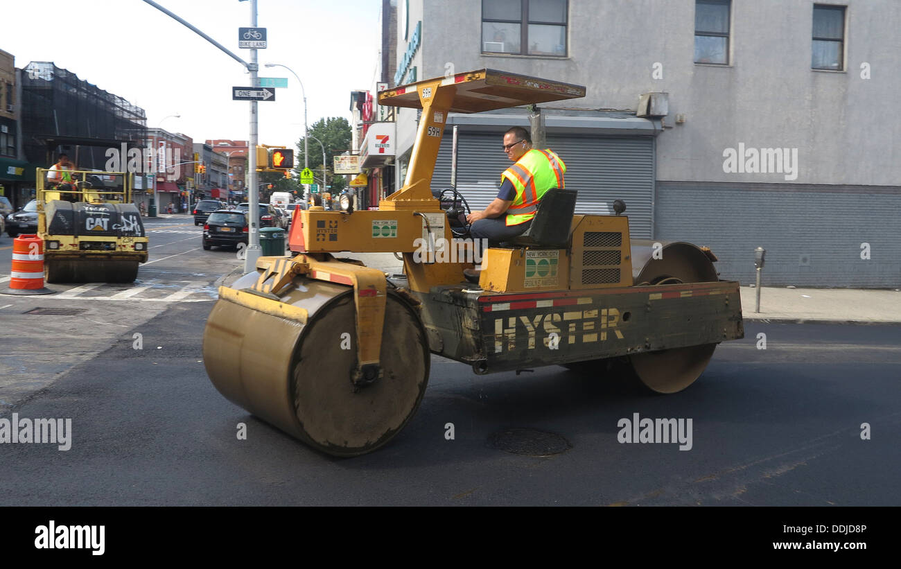 Rouleau compresseur permet de lisser les surfaces sur une nouvelle rue pavée de Brooklyn, New York. Banque D'Images