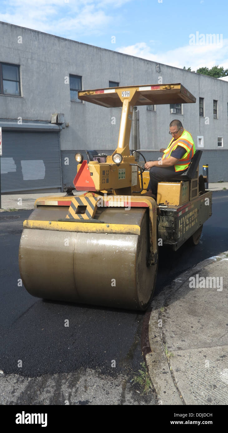 Rouleau compresseur permet de lisser les surfaces sur une nouvelle rue pavée de Brooklyn, New York. Banque D'Images