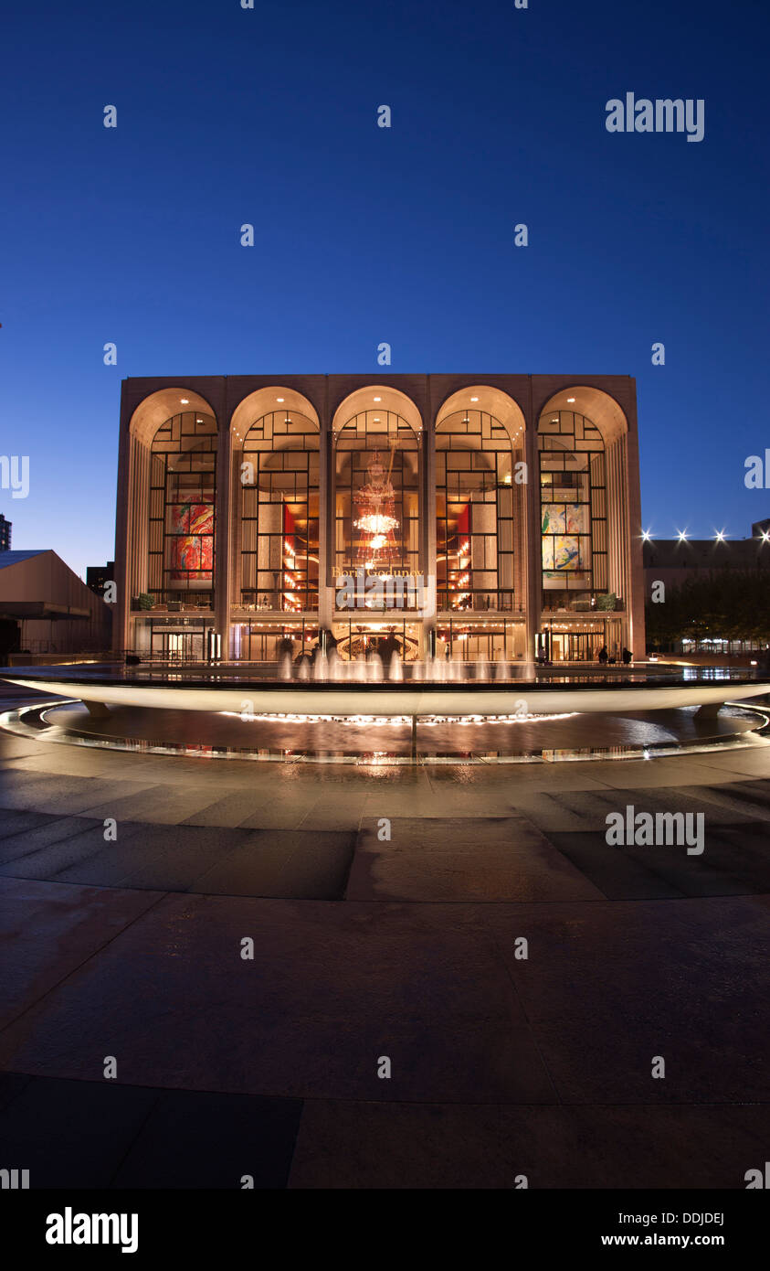 Fontaine REVSON (©DSR 2009) METROPOLITAN OPERA HOUSE (©WALLACE HARRISON 1966) LINCOLN CENTER PLAZA MANHATTAN NEW YORK USA Banque D'Images