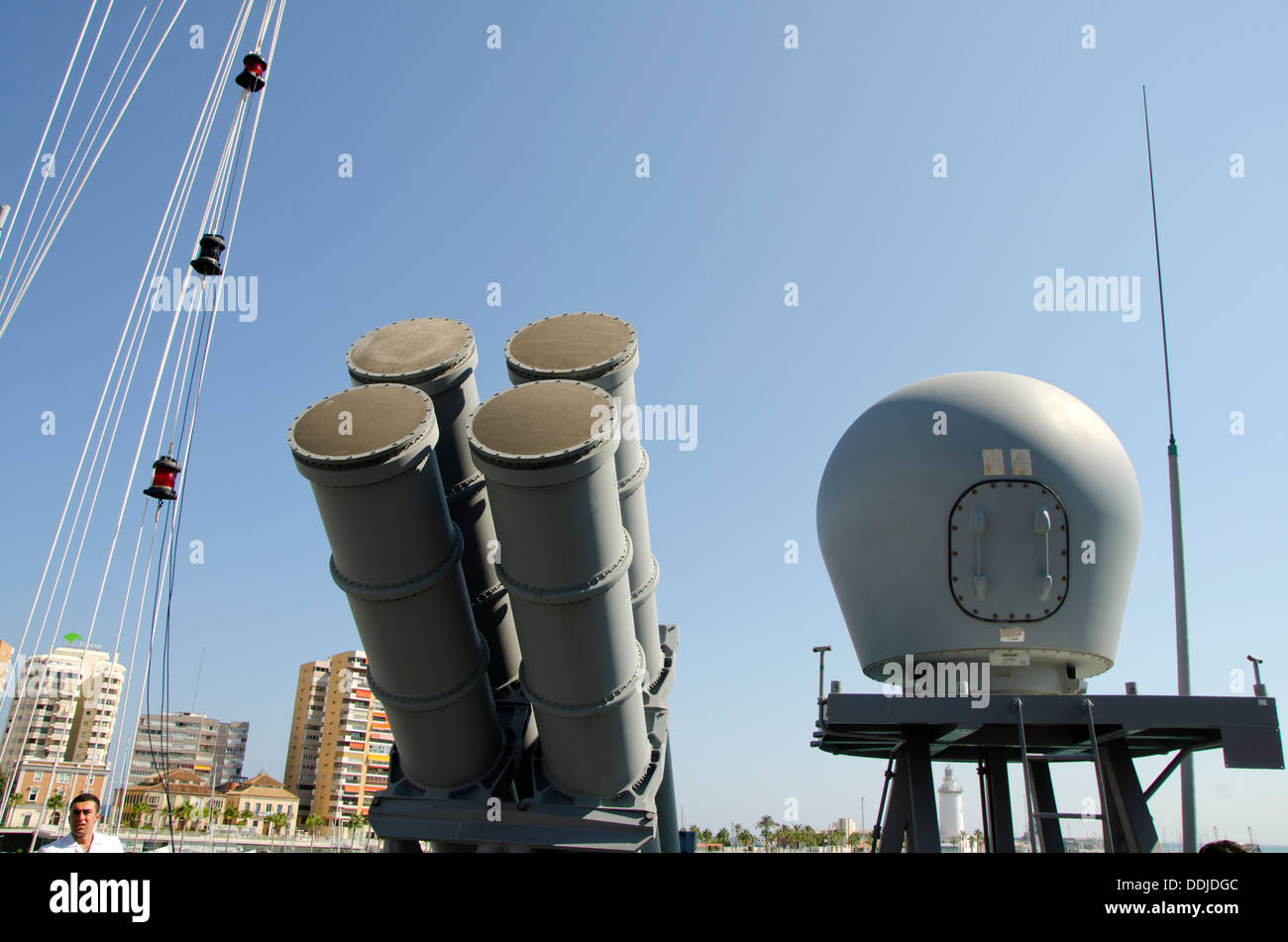 Lanceurs de lancement de torpilles canister à bord d'une frégate de la marine turque dans le port de Malaga, Espagne. Banque D'Images