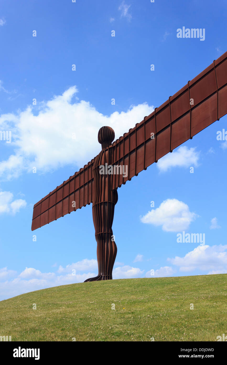 Ange de la sculpture du Nord sur une journée ensoleillée à Newcastle, en Angleterre. Banque D'Images