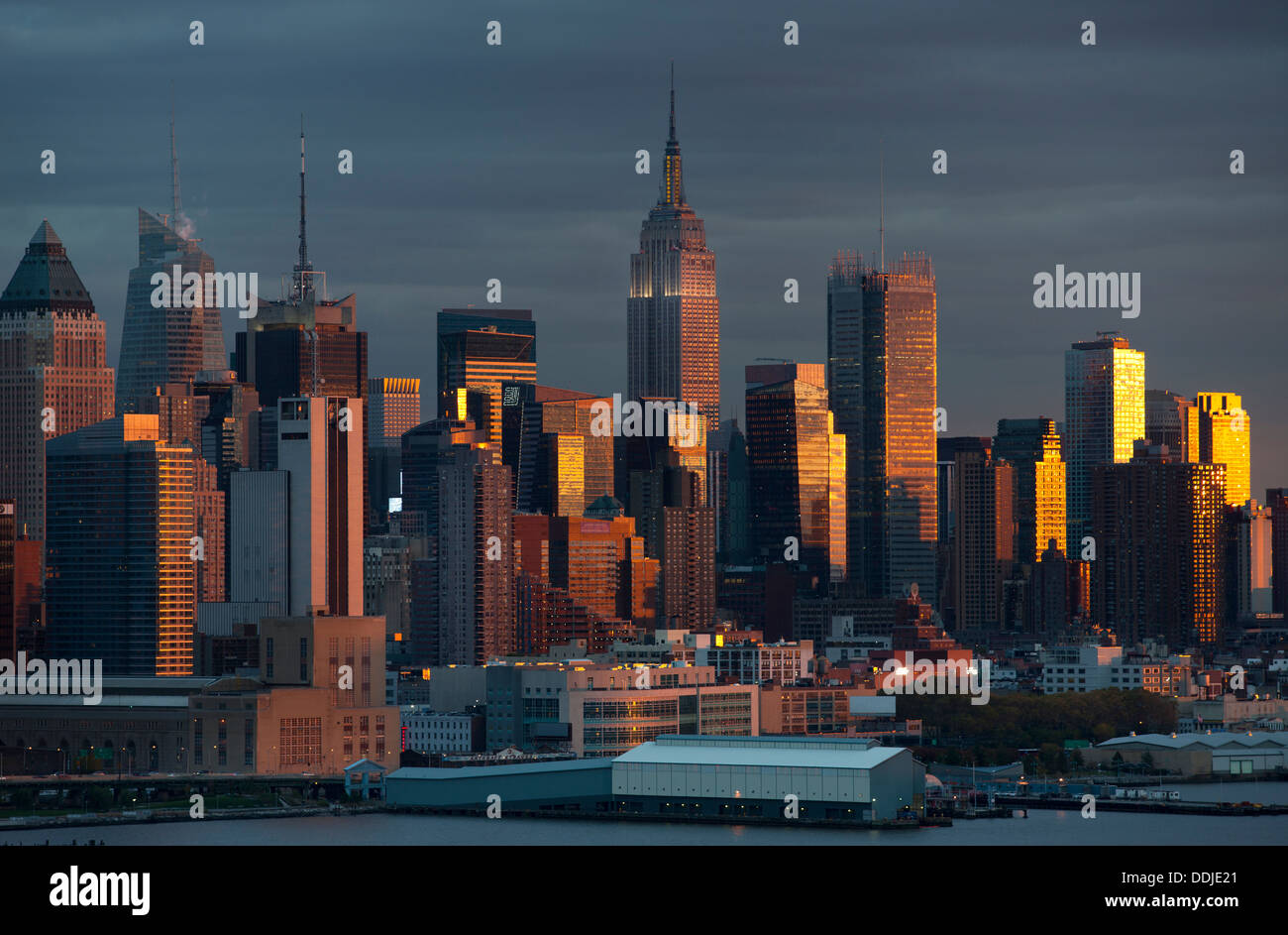 MIDTOWN SKYLINE RIVIÈRE HUDSON MANHATTAN NEW YORK USA Banque D'Images