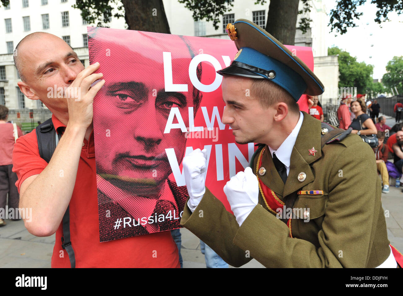 Whitehall, Londres, Royaume-Uni. 3e septembre 2013. Un manifestant s'amuse à dépenses Lattentat à, une journée d'action, "l'amour, la haine de la Russie l'Homophobie' en face de protestation contre la Downing Street les lois anti-gay en Russie. Crédit : Matthieu Chattle/Alamy Live News Banque D'Images