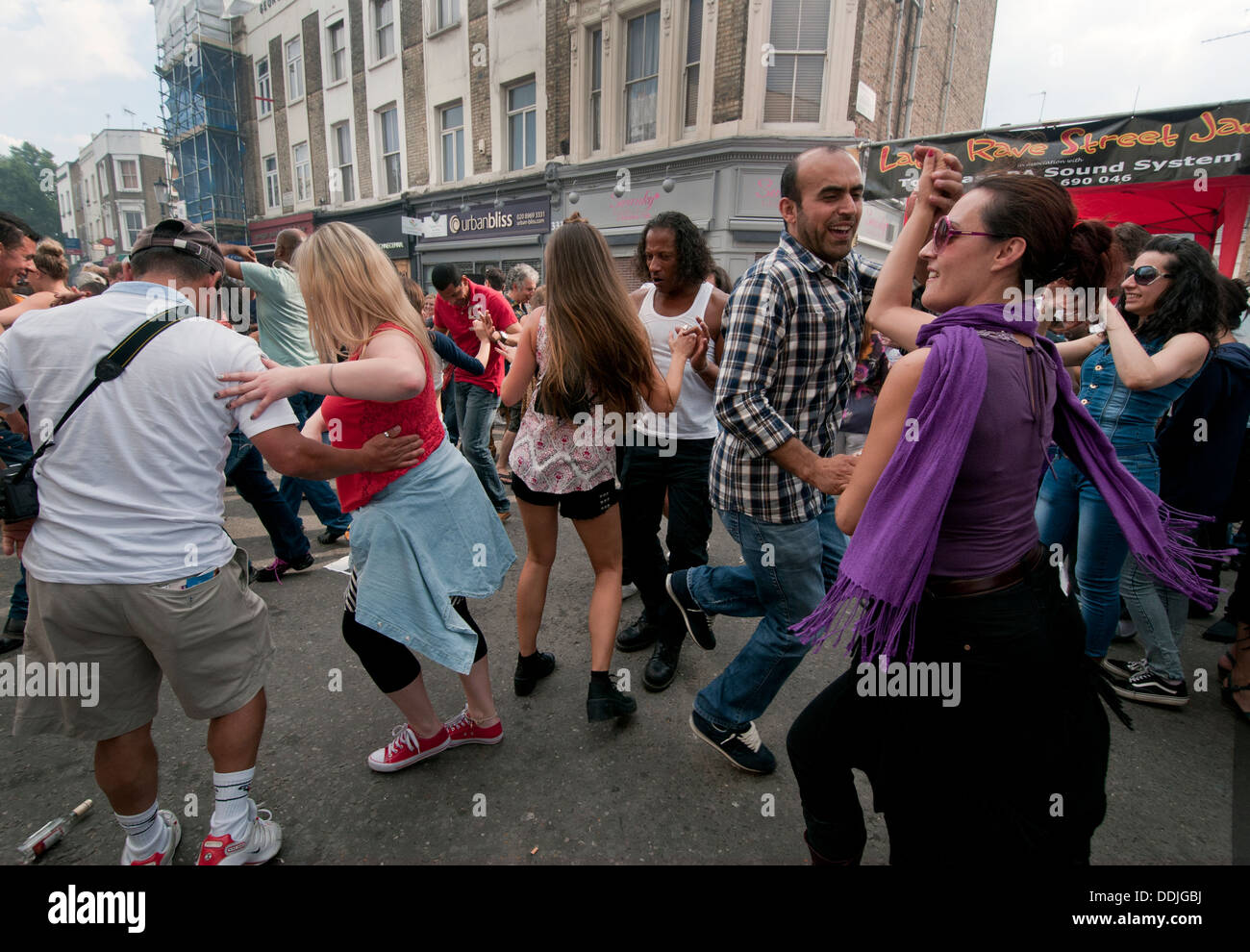 Les gens danser à street party dans les ruelles de Notting Hill le carnaval Banque D'Images