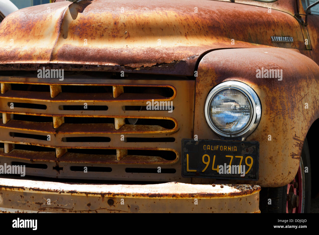 Vue d'un gros plan avant 1949 camionnette rouillée Studebaker vintage montrant la plaque d'immatriculation de la Californie. Banque D'Images