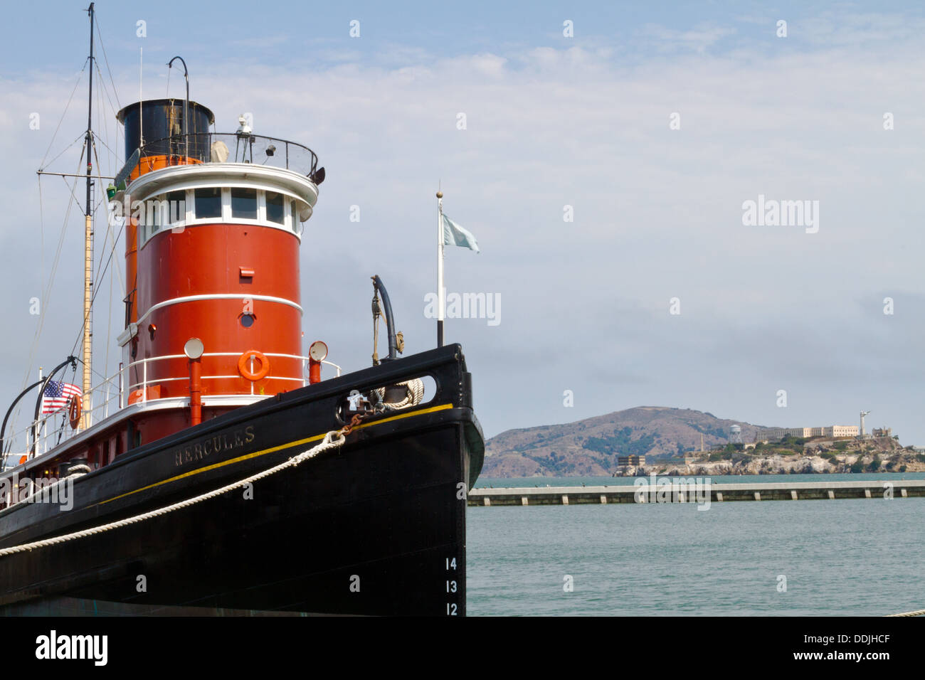 Hercules, un remorqueur de haute mer est amarré au Hyde Street Pier à San Francisco Bay en vue d'Alcatraz en arrière-plan Banque D'Images