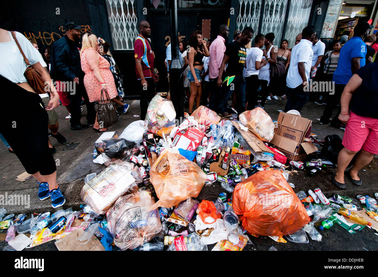 Beaucoup de déchets et détritus sur la chaussée pendant le carnaval de Notting Hill en week-end. Banque D'Images