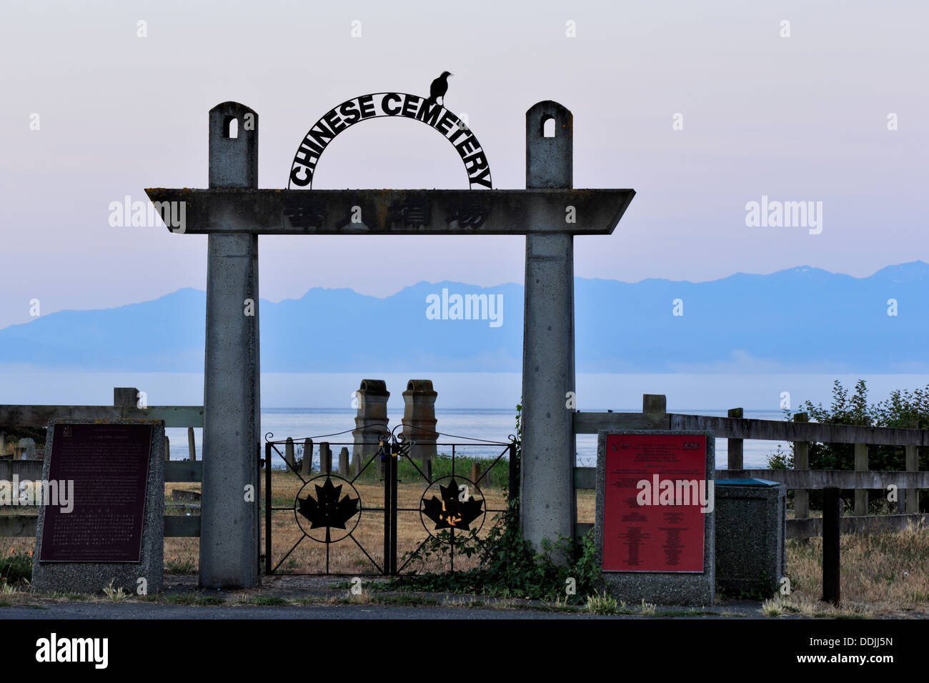 Entrée au cimetière chinois de l'aube avec des pierres tombales et des Olympic Mountains en arrière-plan-Victoria, Colombie-Britannique, Canada. Banque D'Images Entrée au cimetière chinois de l'aube avec des pierres tombales et des Olympic Mountains en arrière-plan-Victoria, Colombie-Britannique, Canada. Banque D'Images