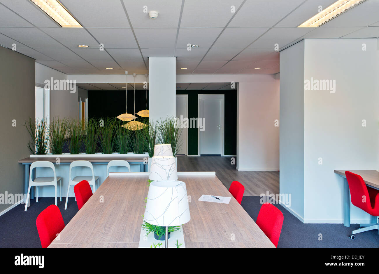 L'intérieur de bureau moderne avec plusieurs espaces de travail flexibles dans un bâtiment centres d'affaires Banque D'Images