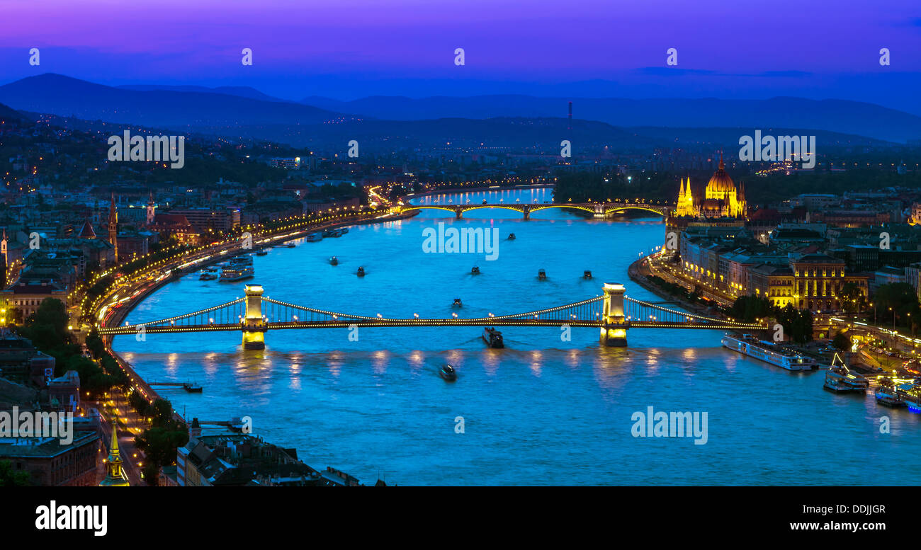 Vue sur le Danube et ses ponts et le Parlement de la colline Gellert, au coucher du soleil. Budapest, Hongrie Banque D'Images