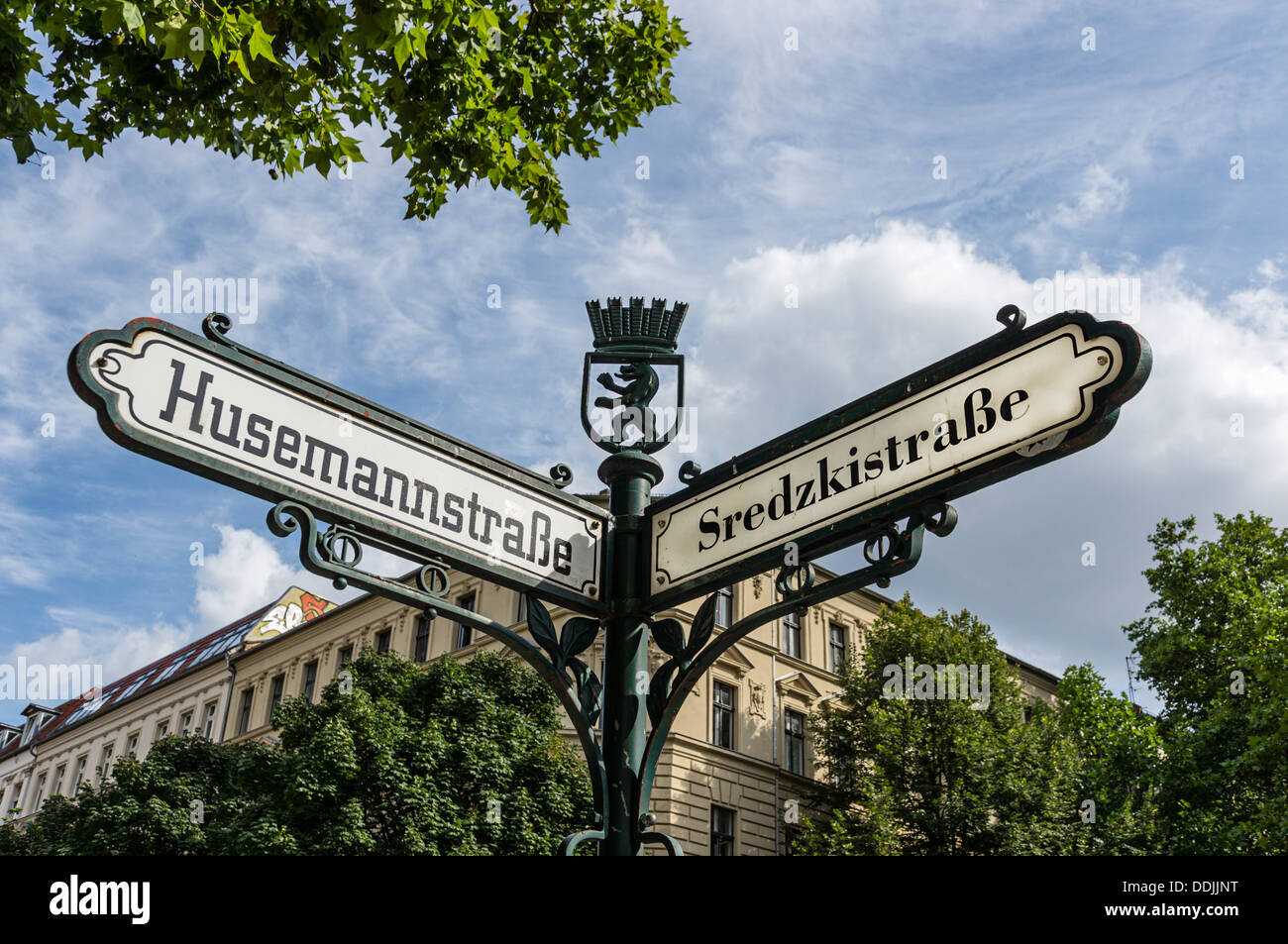 Plaque de rue à l'angle de la rue Husemann dans l'est le quartier berlinois de Mitte Banque D'Images