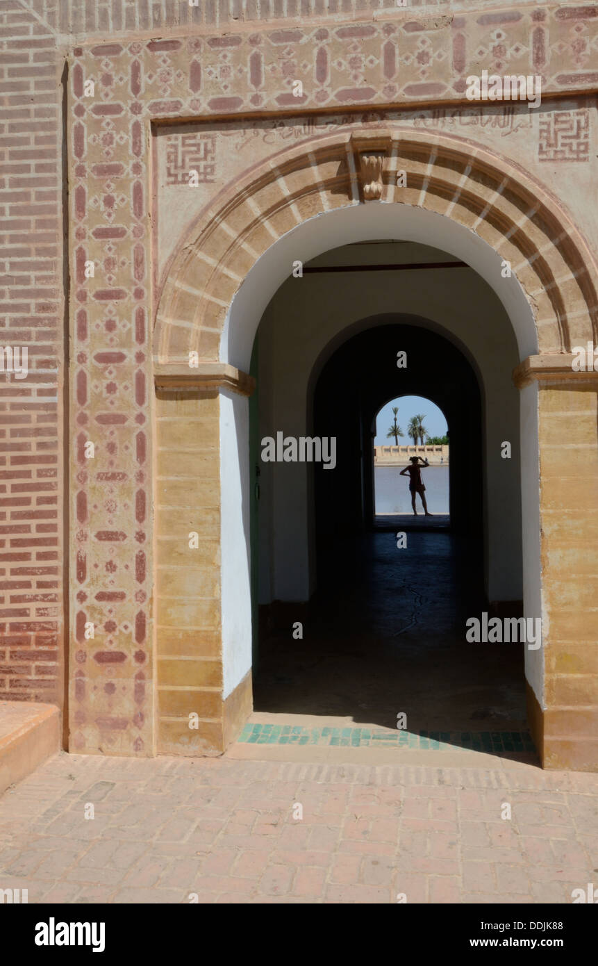 Jardins de la Ménara pavillon marrakech maroc afrique. Arche de porte avec la silhouette femme Banque D'Images