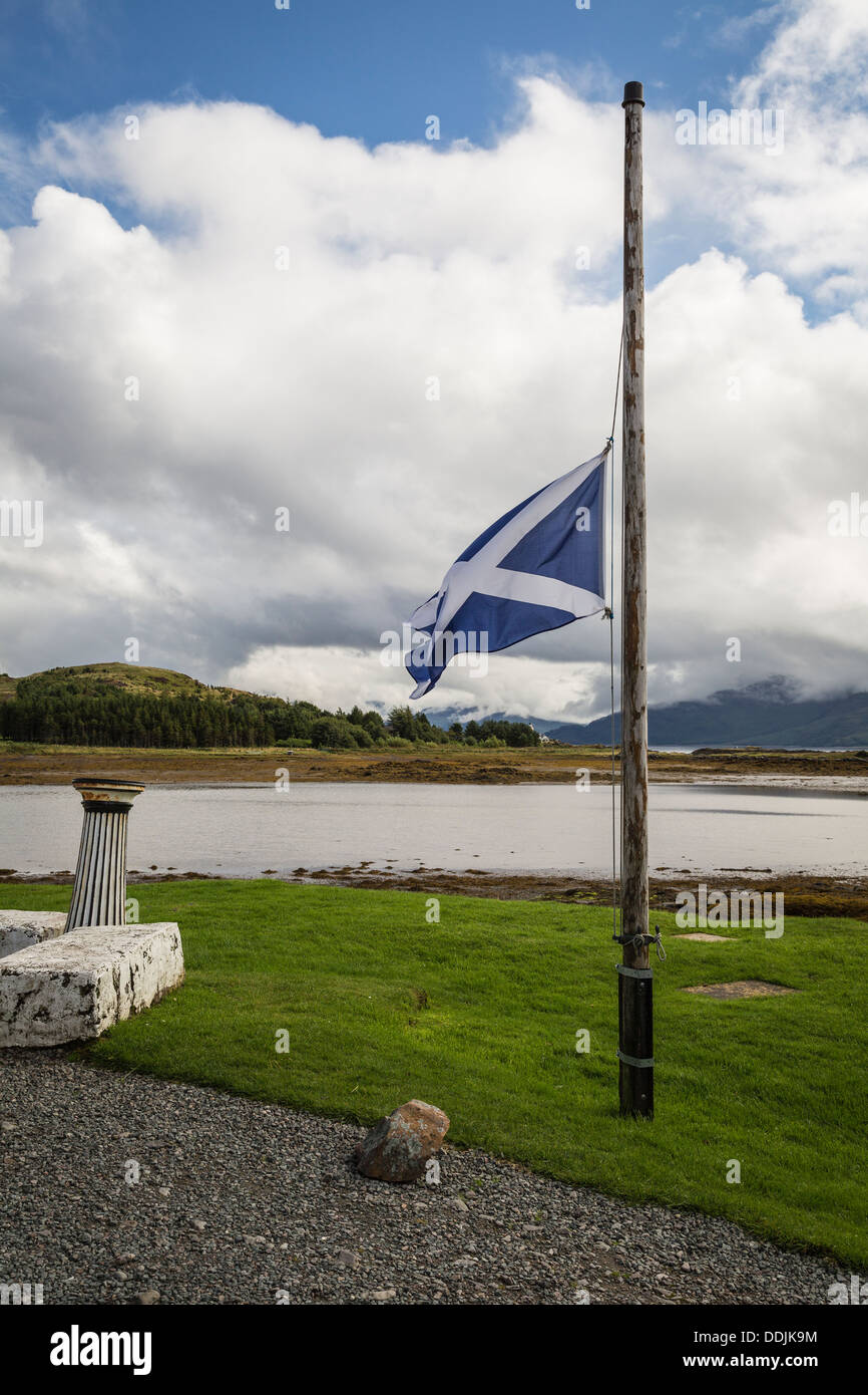 Drapeau national écossais se bloque la moitié de mât à l'Eilean Iarmain, île de Skye, Écosse Banque D'Images