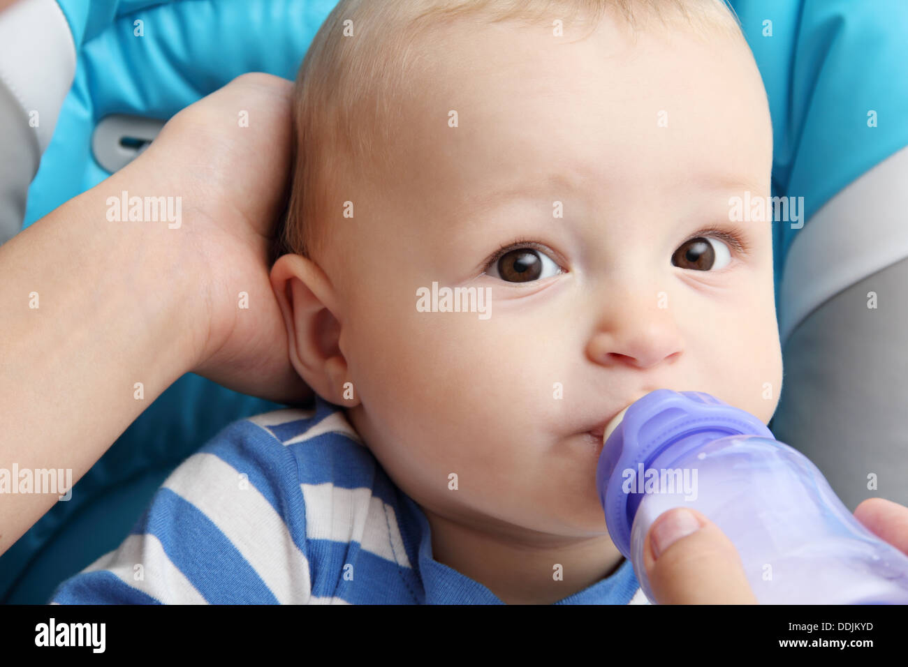 Bébé boit le lait bébé Banque D'Images