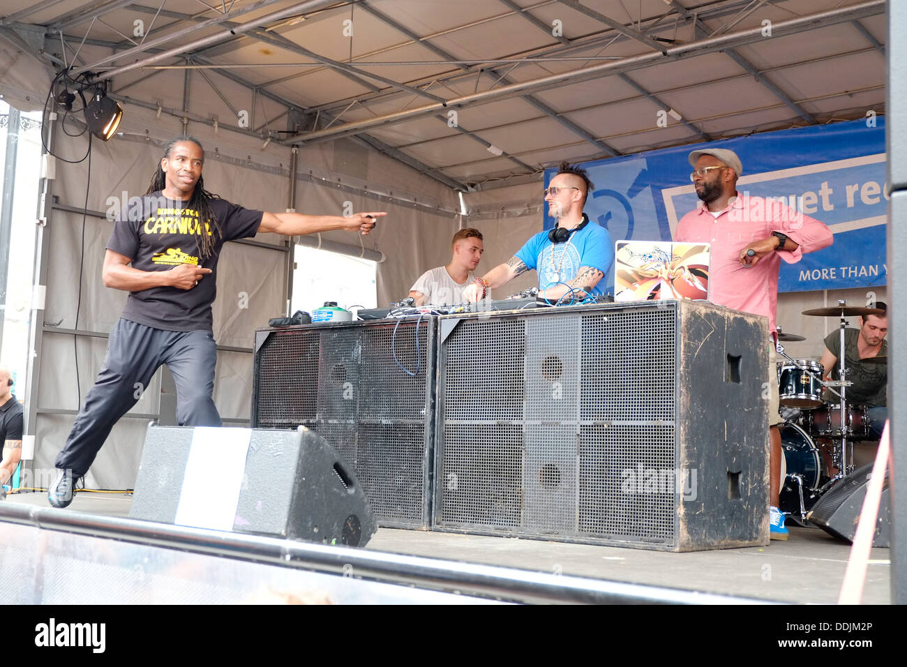 DJ Vadim tourne quelques airs avec MC Weinneger à Kingston Carnival 2013 Market Place, Kingston Upon Thames. Banque D'Images