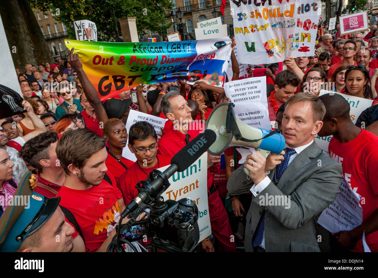 Londres, Royaume-Uni. 3 Sept, 2013.Peter Tatchell et Chris Bryant MP à une protestation contre la loi anti-gay Crédit : Zefrog/Alamy Live News Banque D'Images