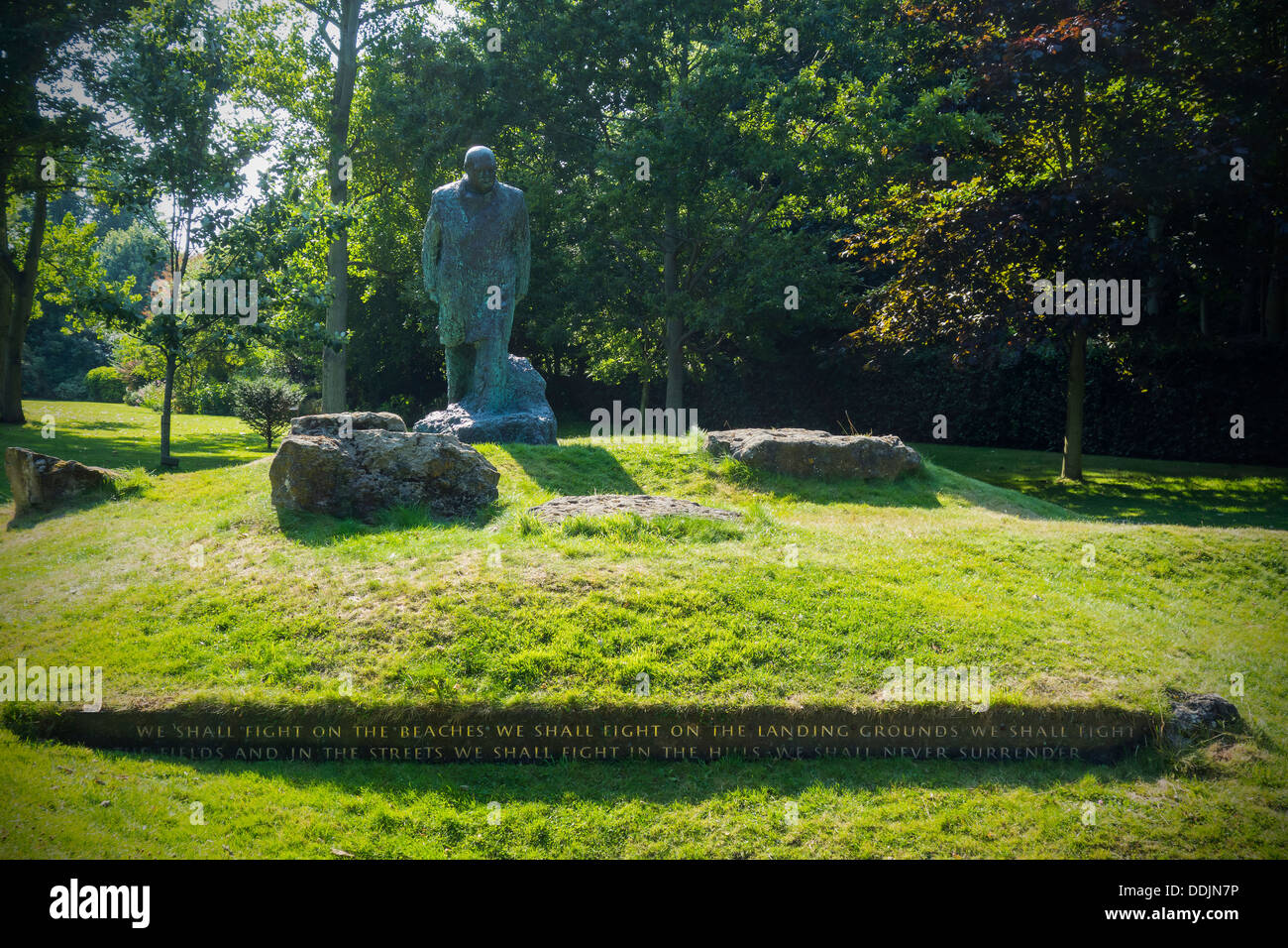 Statue de Winston Churchill dans le jardin de pins. St Margarets Bay Dover Kent Banque D'Images