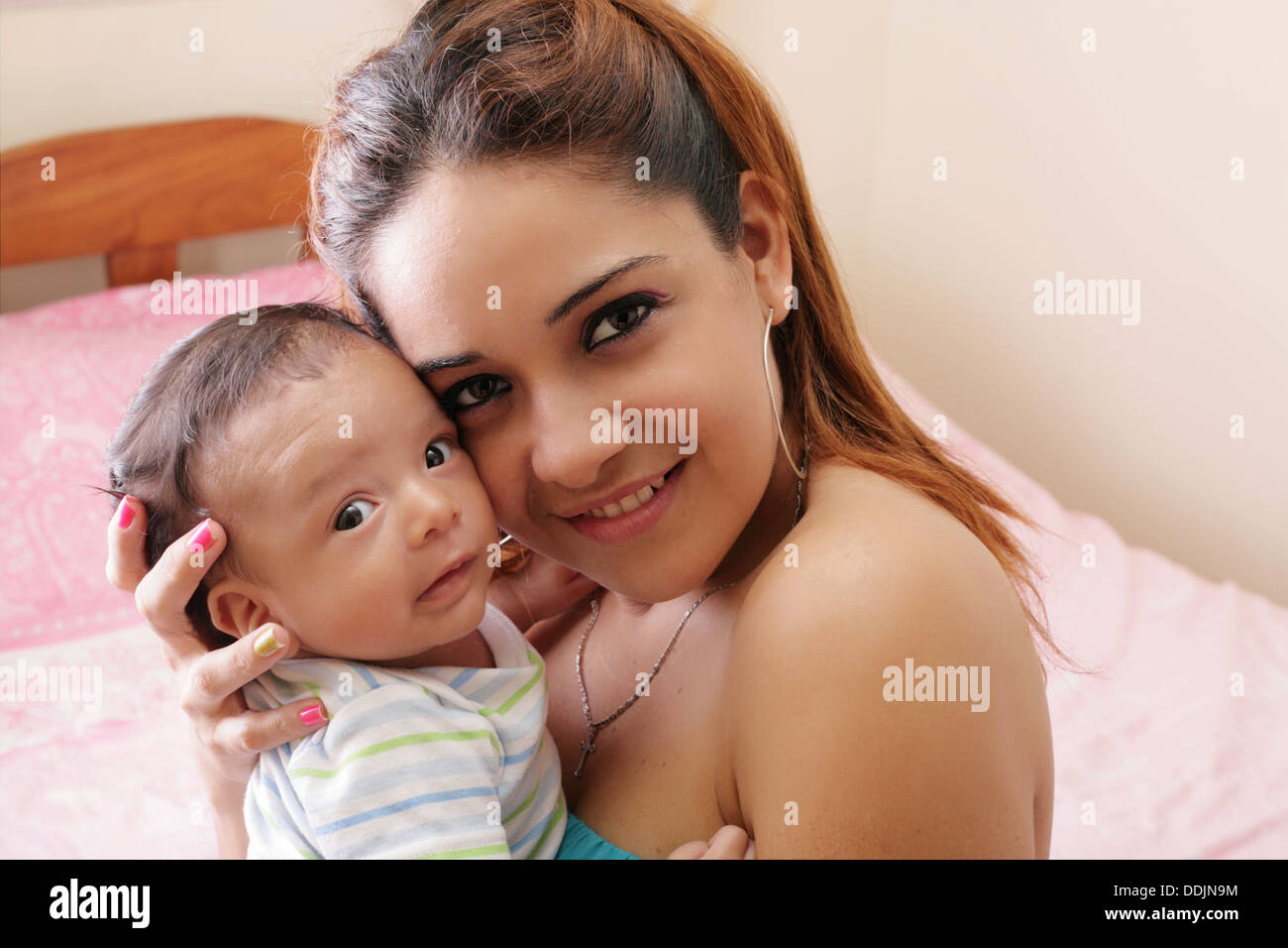 Portrait d'une mère heureuse belle hispanique avec smiling baby Banque D'Images
