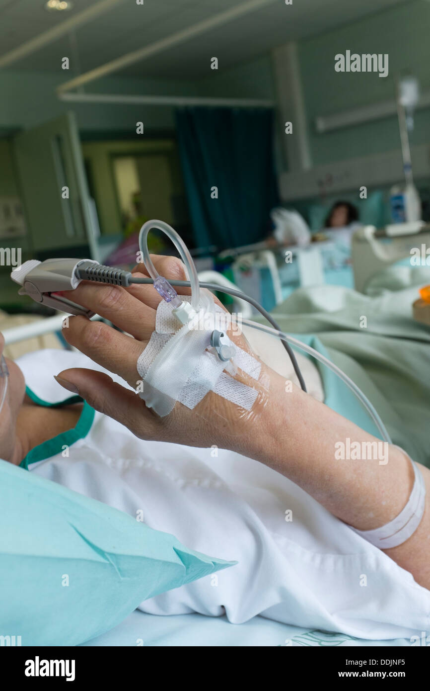 La récupération d'une femme dans un lit d'hôpital NHS après une opération de remplacement de la hanche, le Pays de Galles UK Banque D'Images