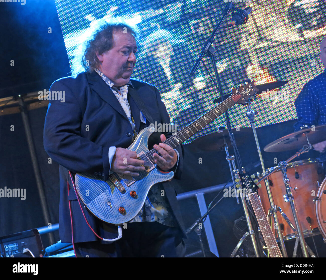 Bernie Marsden de Whitesnake à Silverstone 2013 British Grand Prix GP Woodlands scène avec sa guitare Banque D'Images