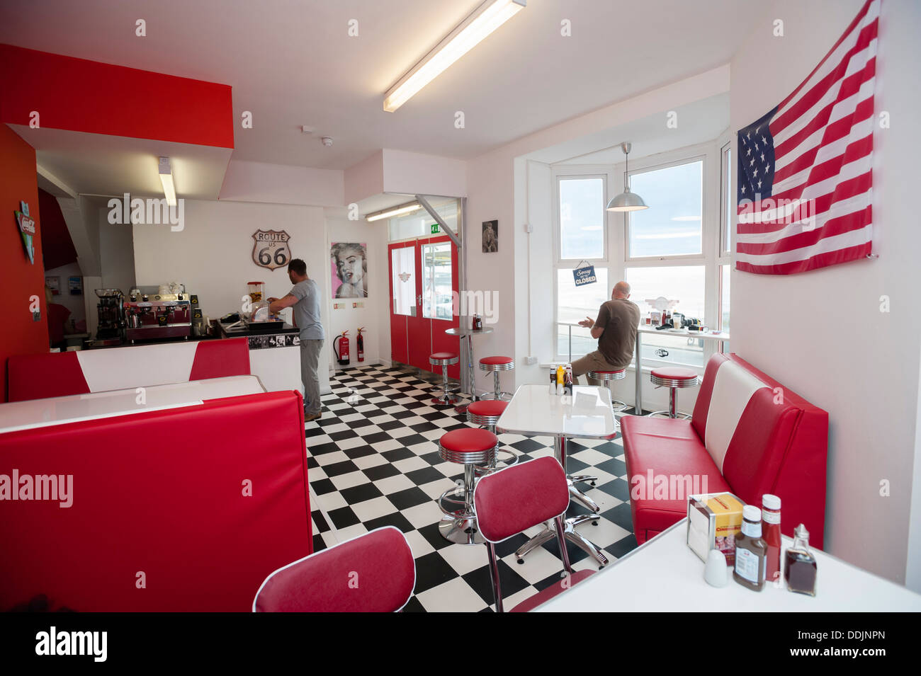 L'intérieur, de style américain TY's retro 50's Diner cafe, Aberystwyth, Pays de Galles au Royaume-Uni. Banque D'Images