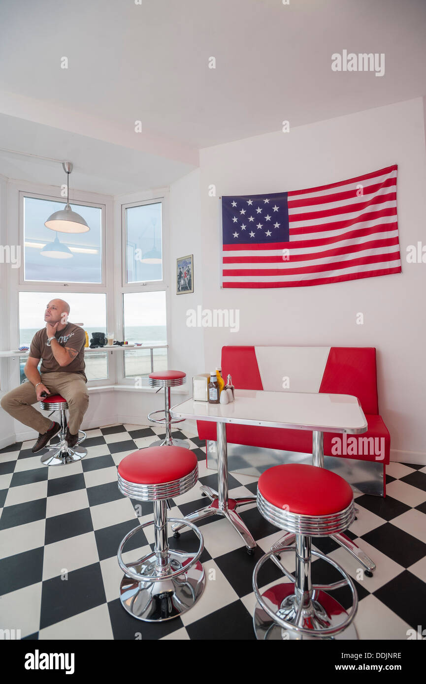 L'intérieur, de style américain TY's retro 50's Diner cafe, Aberystwyth, Pays de Galles au Royaume-Uni. Banque D'Images