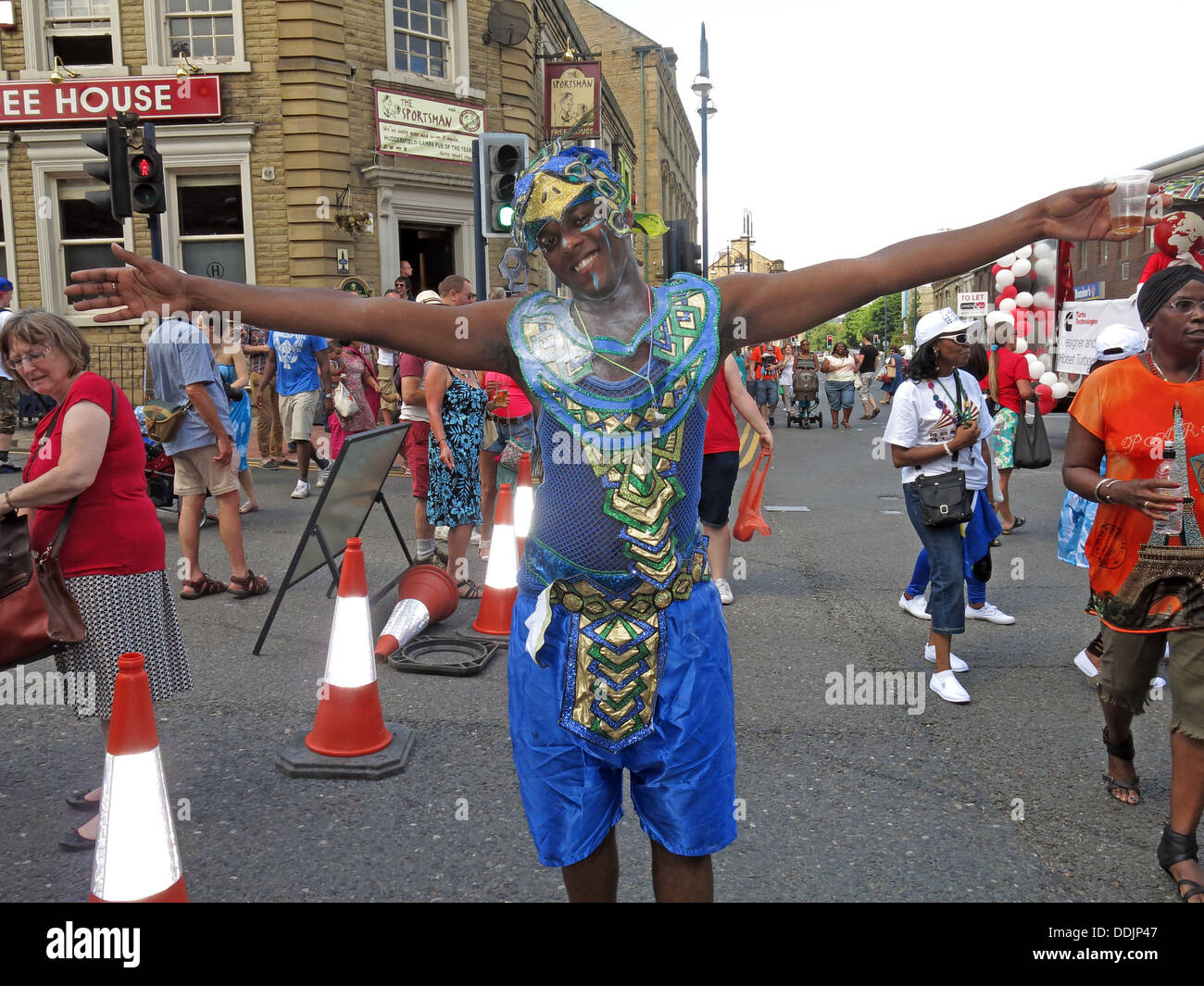 Danseur costumé en bleu de Huddersfield Carnival parade 2013 fête de rue Africains des Caraïbes Banque D'Images