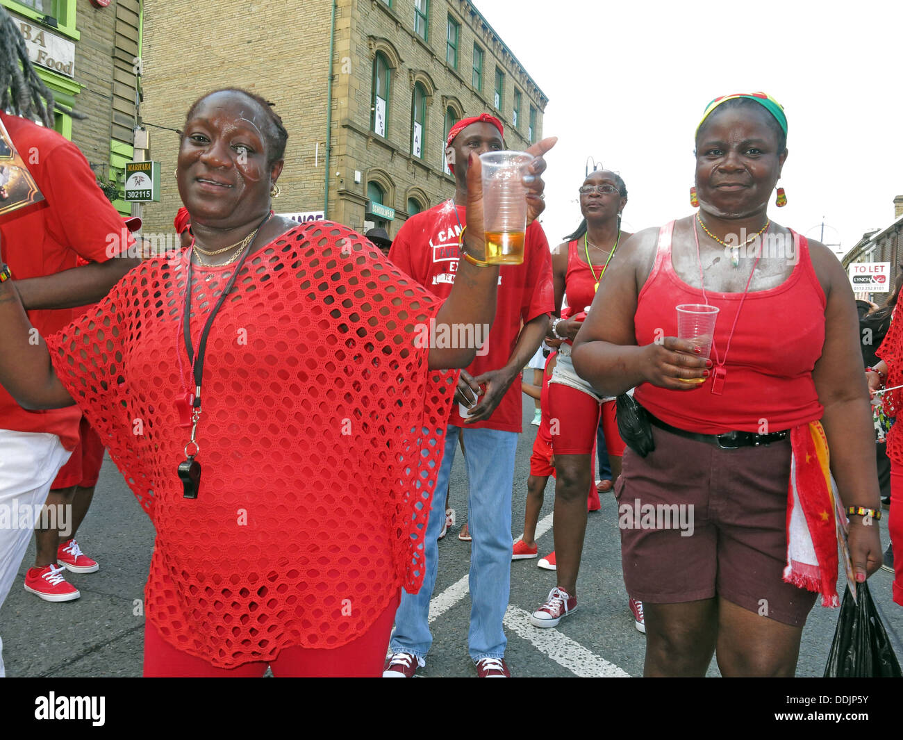 Danseurs costumés en rouge de Huddersfield Carnival parade 2013 fête de rue Africains des Caraïbes Banque D'Images