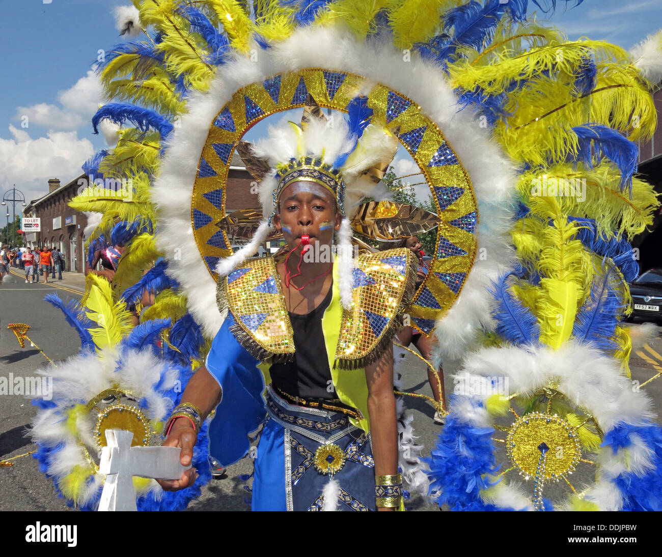 Danseuse en costume en bleu jaune de Huddersfield Carnival parade 2013 fête de rue Africains des Caraïbes Banque D'Images