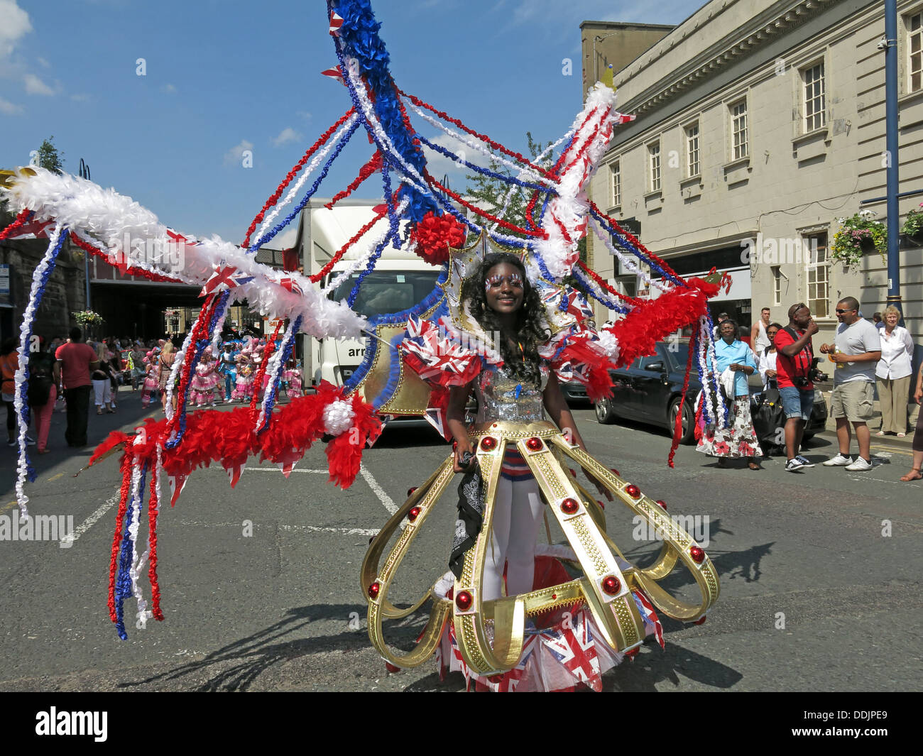 Danseuse en costume de Huddersfield Carnival parade 2013 fête de rue Africains des Caraïbes Banque D'Images