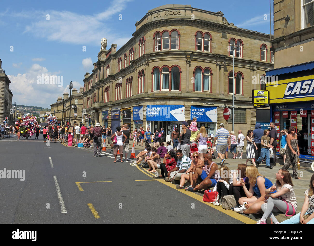 La foule danseurs costumés attendent de Huddersfield Carnival parade 2013 fête de rue Africains des Caraïbes Banque D'Images