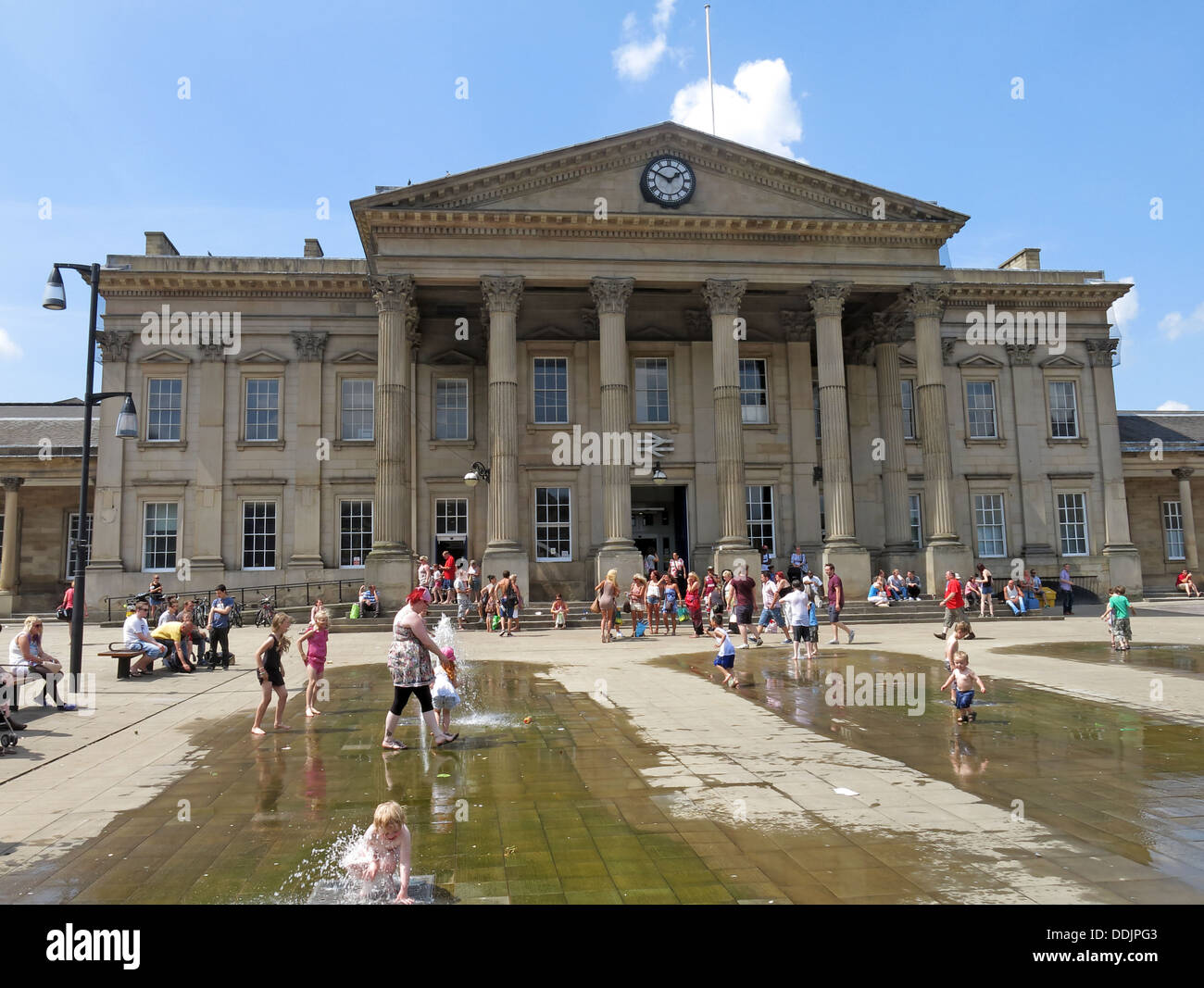 La gare de Huddersfield carrés à l'extérieur avec des fontaines et des sculptures d'Harold Wilson par Ian Walters Banque D'Images