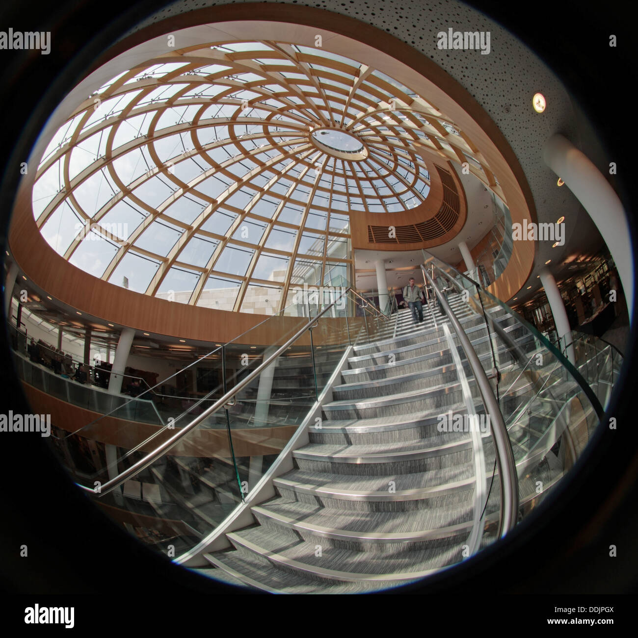 Objectif fisheye vue intérieur de la nouvelle bibliothèque centrale Liverpool Merseyside Angleterre Royaume-Uni, L3 8EW Banque D'Images
