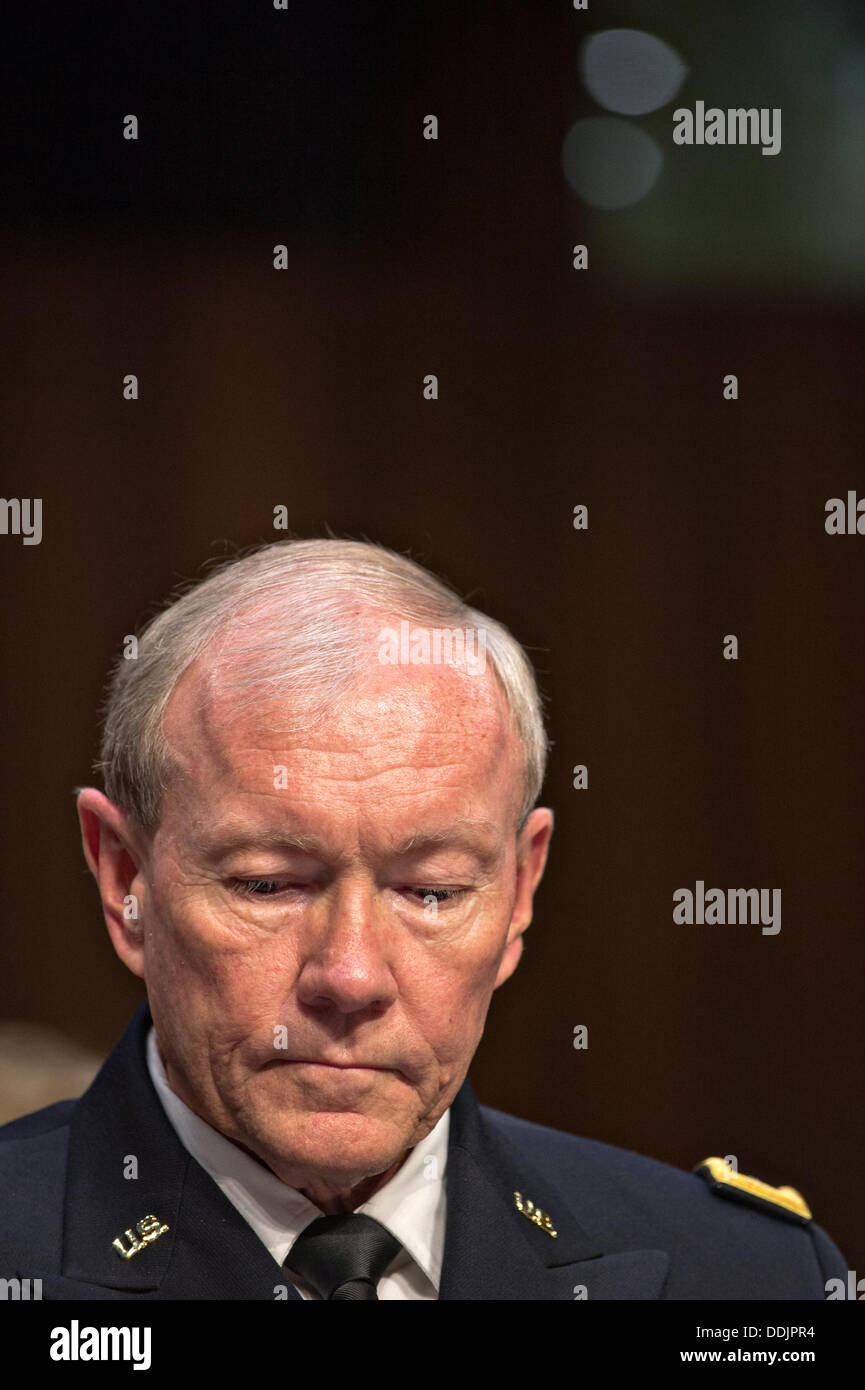 Le président américain de l'état-major général Martin Dempsey lors d'une audition sur la Syrie devant la Commission des relations étrangères du Sénat au sénat Hart Office Building 3 septembre 2013 à Washington DC. Au cours de l'audience, Kerry, Hagel et chef de l'état-major général Martin Dempsey a discuté une possible intervention militaire en réponse à l'utilisation d'armes chimiques par la Syrie sur leur propre peuple. Banque D'Images