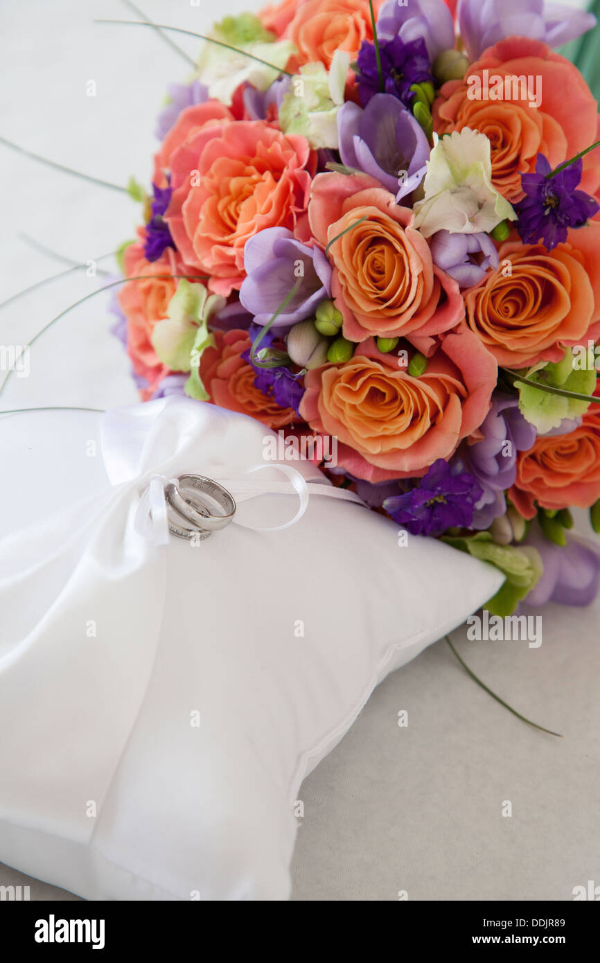Anneau de mariage Bouquet et fleurs Banque D'Images