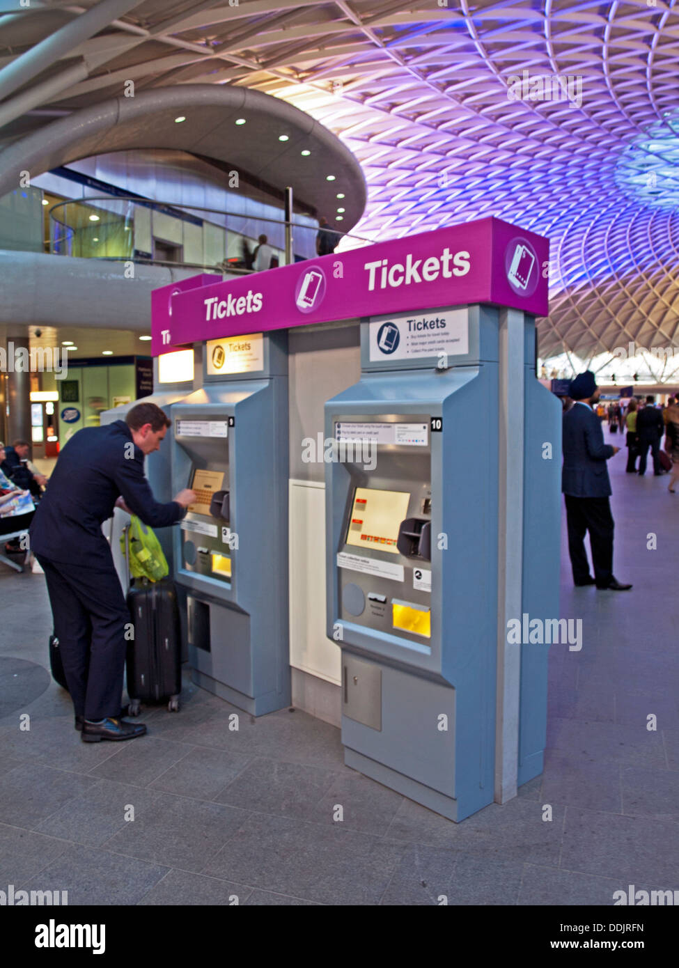 Vue sur le travail de réseau acier structure de toit conçu par Arup, à l'ouest de la gare de King's Cross Station. Banque D'Images