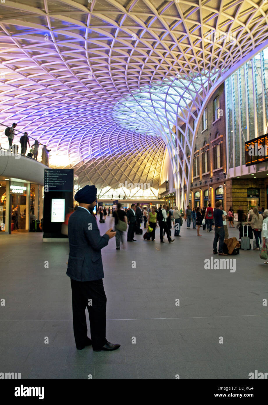 Vue sur le travail de réseau acier structure de toit conçu par Arup, à l'ouest de la gare de King's Cross Station. Banque D'Images