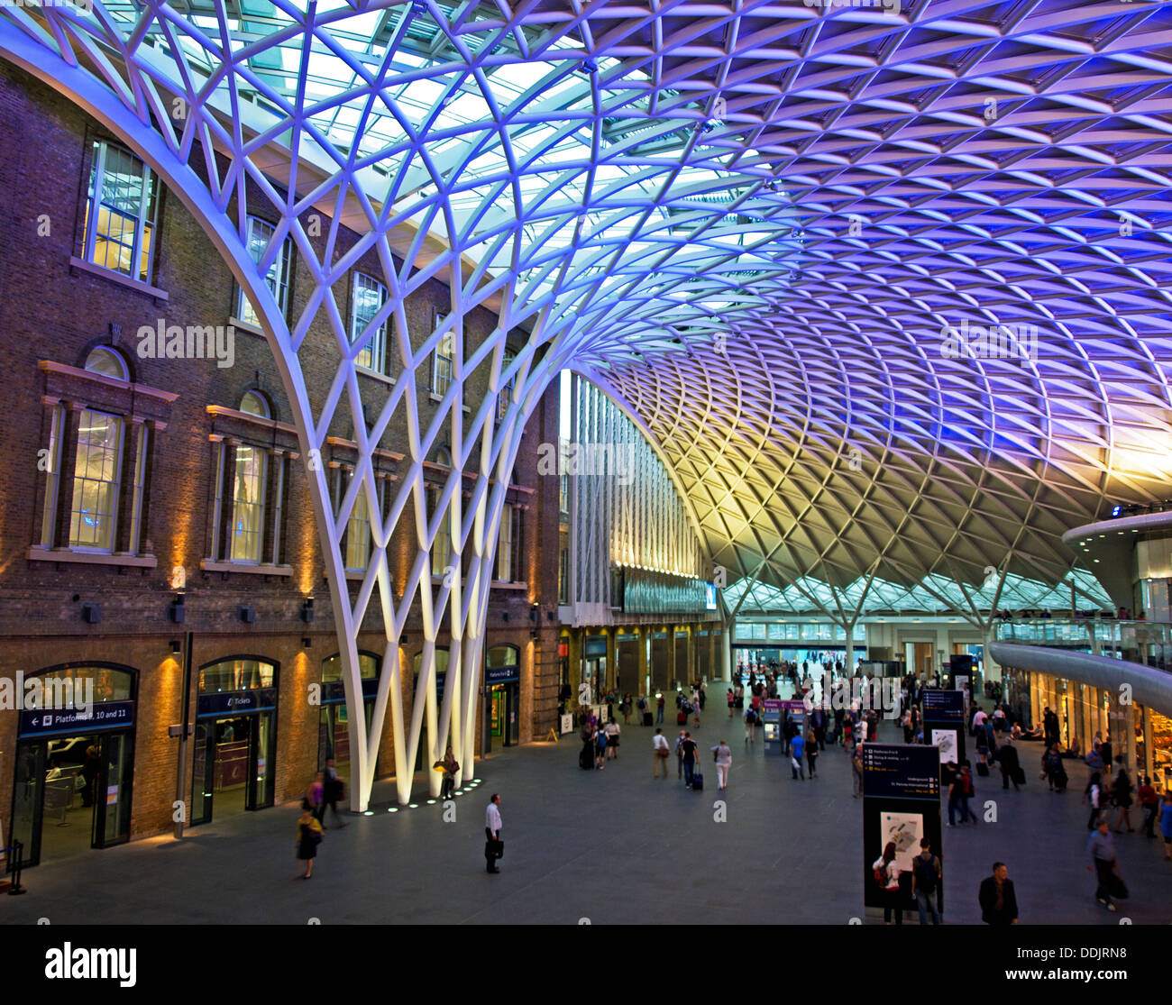 Vue sur le travail de réseau acier structure de toit conçu par Arup, à l'ouest de la gare de King's Cross Station. Banque D'Images