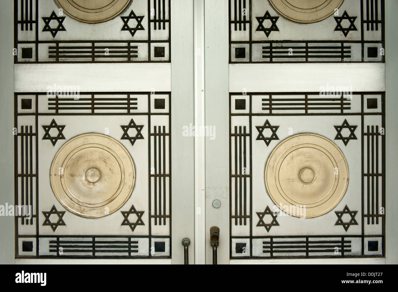 Symboles religieux juifs sur la porte de la Congrégation synagogue Schara Tzedeck à Vancouver, Colombie-Britannique, Canada Banque D'Images